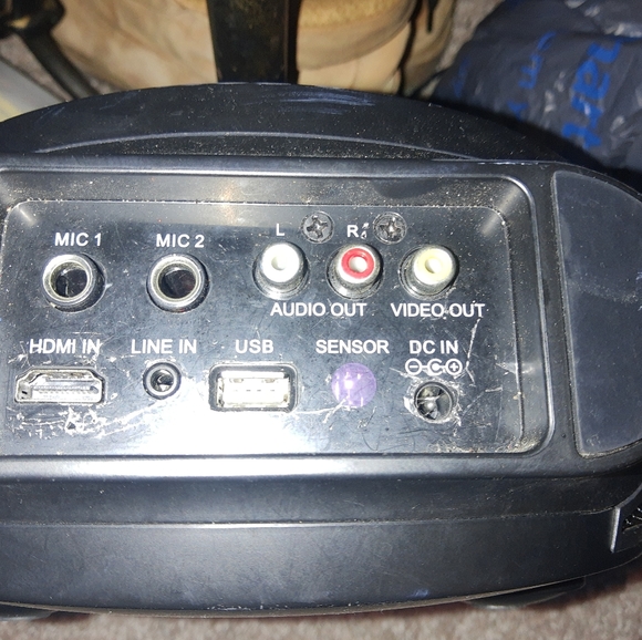 Projector & bluetooth kareoke machine - Picture 2 of 2